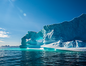 Problemy środowiskowe Arktyki: topnienie lodowców i zanieczyszczenie mikroplastikiem
